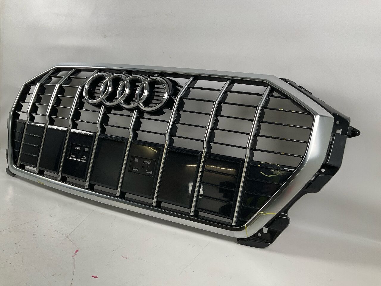 Kühlergrill AUDI Q3 (F3) 35 TDI  110 kW  150 PS (09.2018-> )