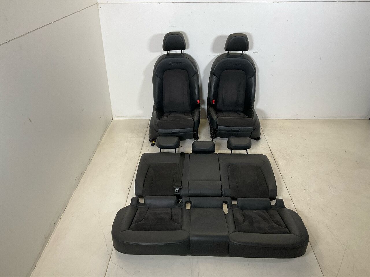 Interior equipment AUDI Q3 (8U) RS 2.5 quattro  228 kW  310 PS (10.2013-10.2018)