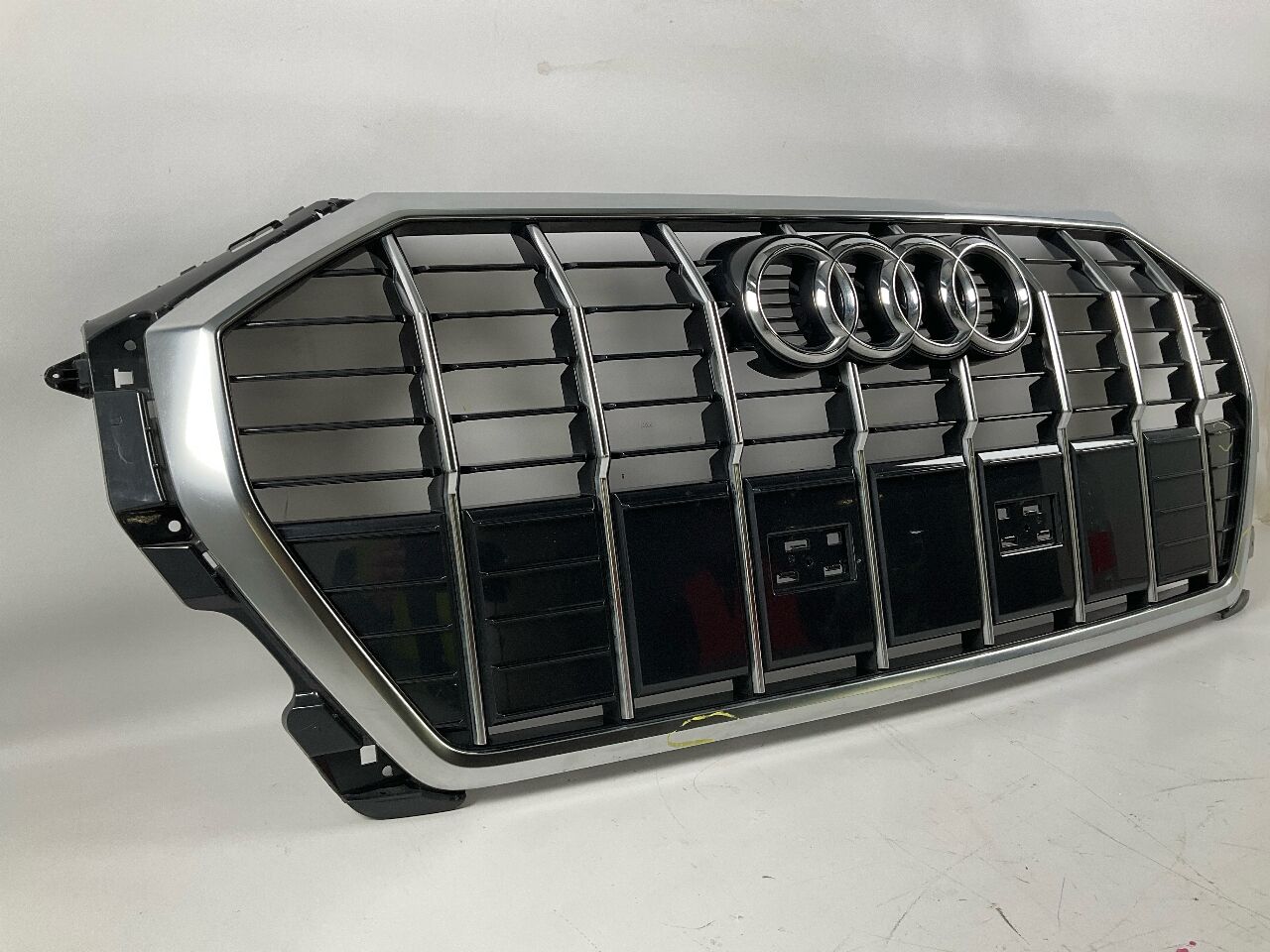 Kühlergrill AUDI Q3 (F3) 35 TDI  110 kW  150 PS (09.2018-> )