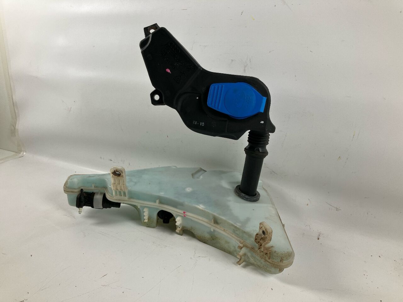 Windshield washer fluid reservoir AUDI A6 Avant (4G, C7) 2.0 TDI quattro  140 kW  190 PS (04.2015-09.2018)