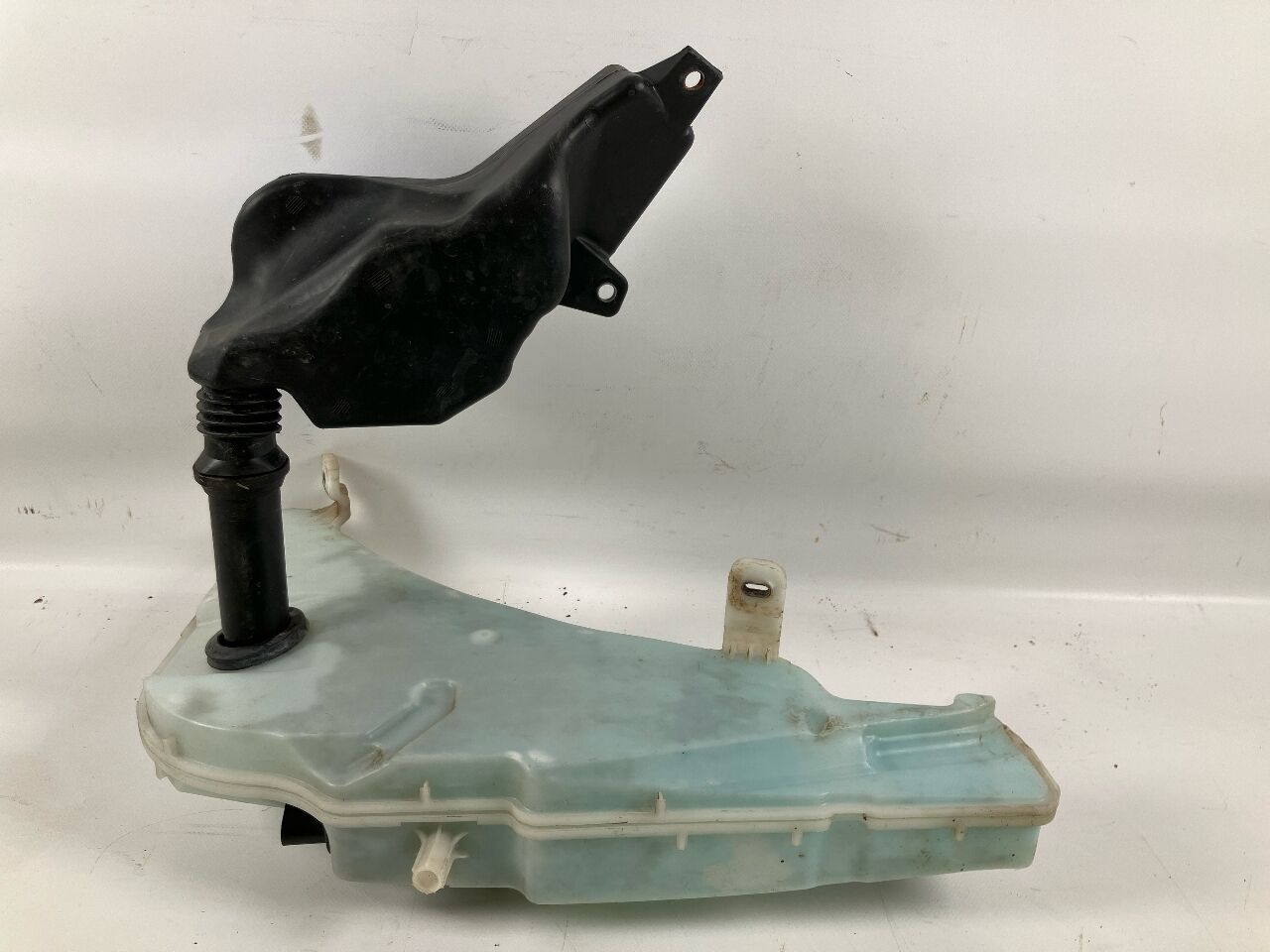 Windshield washer fluid reservoir AUDI A6 Avant (4G, C7) 2.0 TDI quattro  140 kW  190 PS (04.2015-09.2018)